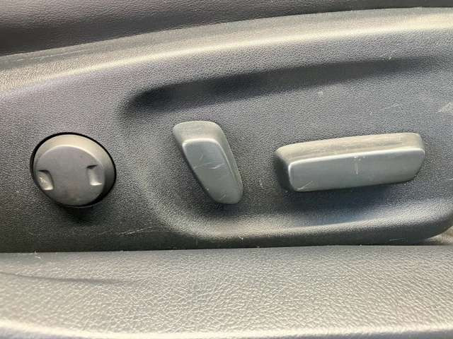【パワーシート】電動でシートポジションの変更が可能です。手動式より細かくシート設定が可能ですのでより快適な姿勢でドライブを楽しんで頂けるでしょう。