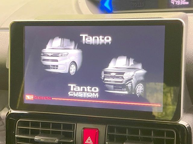【純正ナビ】人気の純正ナビを装備しております。ナビの使いやすさはもちろん、オーディオ機能も充実!キャンプや旅行はもちろん、通勤や買い物など普段のドライブも楽しくなるはず♪