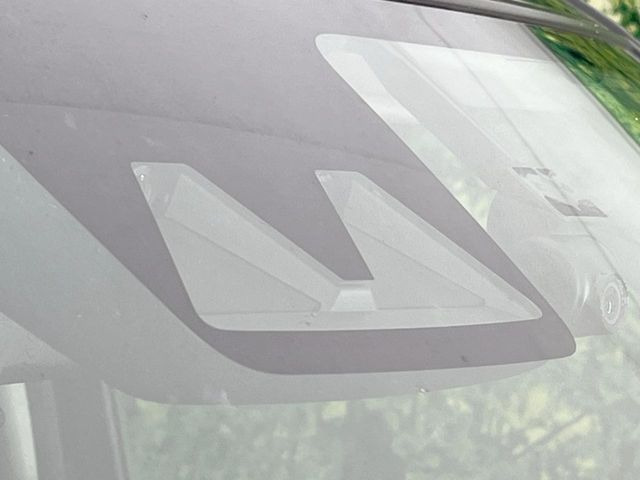 【スマートアシスト】走行中に前方の車両等を認識し、衝突しそうな時は警報とブレーキで衝突回避と被害軽減をアシスト。より安全にドライブをお楽しみいただけます。