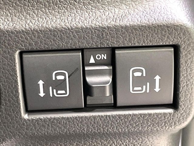 【両側パワースライドドア】スマートキーや運転席のスイッチで後席両側スライドドアの開閉が可能♪電動だから力を入れてドアを開ける必要が無く、小さなお子様でも簡単に開け閉めでき快適です♪