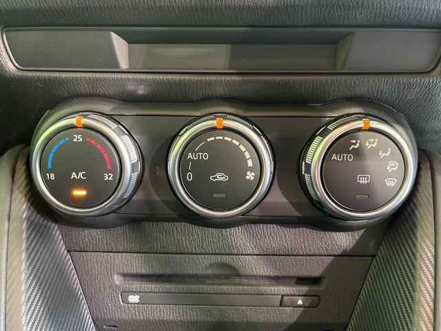 【オートエアコン】一度お好みの温度に設定すれば、車内の温度を検知し風量や温度を自動で調整。暑い&hellip;寒い&hellip;と何度もスイッチ操作をする必要はありません。快適な車内空間には必須の機能ですね♪