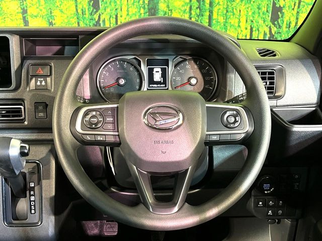 インテリアに合わせたデザインのステアリングは、運転される方のことも考え、運転しやすい形状、大きさです。是非一度、実際に触ってお確かめください。