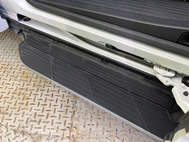 【電動サイドステップ】車高の高いお車でも、これがあれば小さいお子様の乗り降りも楽々♪スライドドアと連動して作動する為、煩わしい操作は不要です!