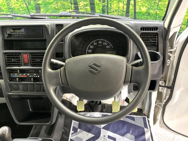 �C���e���A�ɍ��킹���f�U�C���̃X�e�A�����O�́A�^�]�������̂��Ƃ��l���A�^�]���₷���`��A�傫���ł��B�����x�A���ۂɐG���Ă��m���߂��������B