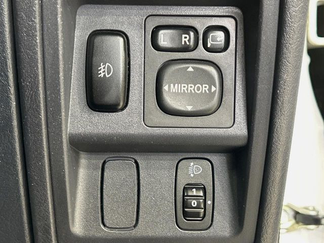 【電動格納ミラー】サイドミラーは電動格納式となっており、狭い駐車場でもキズがつくリスクを抑えられます。