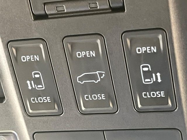 【両側パワースライドドア】スマートキーや運転席のスイッチで後席両側スライドドアの開閉が可能♪電動だから力を入れてドアを開ける必要が無く、小さなお子様でも簡単に開け閉めでき快適です♪