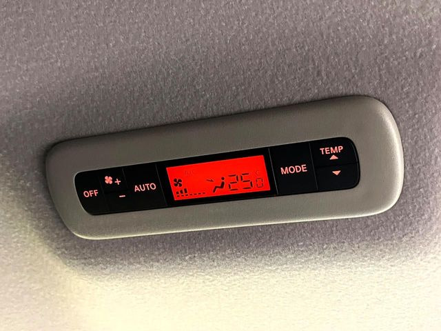 【リアオートエアコン】広い後部座席には必須の機能!風量や温度を自動で調整し前席と同様な車内環境にしてくれるリアオートエアコンを装備。夏の暑さも冬の寒さもストレスなく快適にお過ごしいただけます♪