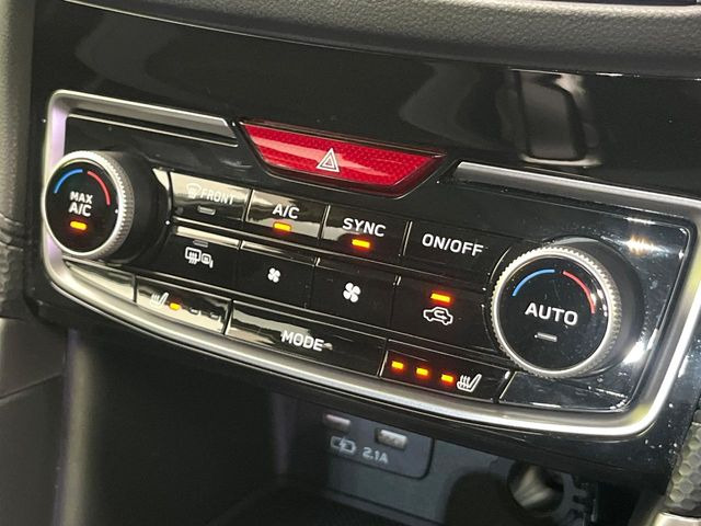 【左右独立型フルオートエアコン】運転席と助手席でそれぞれお好みの温度に設定可能。同乗者にも配慮した、快適な空調をお届け致します。