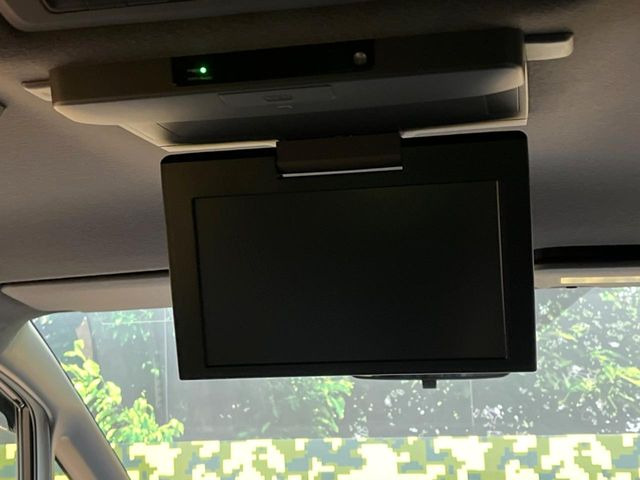 【フリップダウンモニター】大画面モニターで後席でもエンタメをお楽しみいただけます。小さなお子様にも大人気の装備です♪