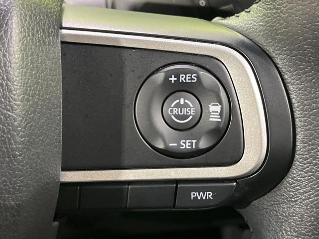 【アダプティブクルーズコントロール】高速道路での長距離走行が楽に!!自動で速度を保つクルーズコントロールが、衝突軽減システムと連携し、前方の車両を感知して車間を保つように速度調節してくれます!!
