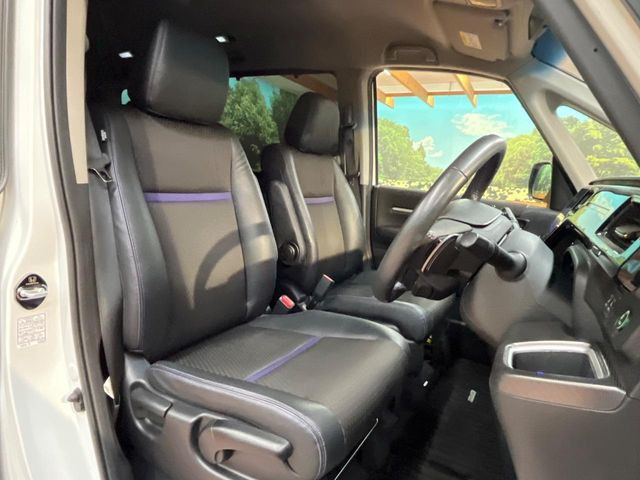 運転席シート廻りは使用感も少なく、良好な状態となっています。丁寧に使われていたことがよくわかりますね。