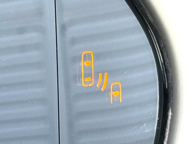 【ブラインドスポットモニター】走行中、ドアミラーの死角になりやすい箇所に後続車が接近するとサイドミラーのレンズに警告を表示!ドライバーに注意喚起をしてくれます。