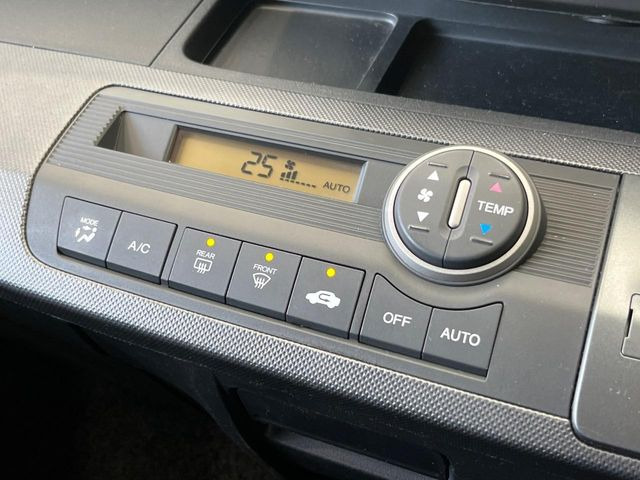 【オートエアコン】一度お好みの温度に設定すれば、車内の温度を検知し風量や温度を自動で調整。暑い&hellip;寒い&hellip;と何度もスイッチ操作をする必要はありません。快適な車内空間には必須の機能ですね♪