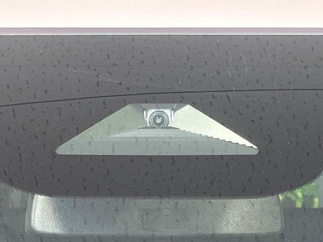 【ホンダセンシング】走行中に前方の車両等を認識し、衝突しそうな時は警報とブレーキで衝突回避と被害軽減をアシスト。より安全にドライブをお楽しみいただけます。