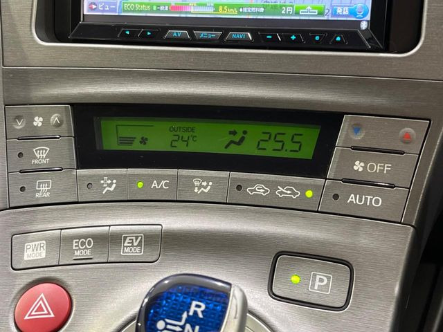 【オートエアコン】一度お好みの温度に設定すれば、車内の温度を検知し風量や温度を自動で調整。暑い&hellip;寒い&hellip;と何度もスイッチ操作をする必要はありません。快適な車内空間には必須の機能ですね♪