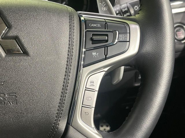 【レーダークルーズコントロール】高速道路での長距離走行が楽に!!自動で速度を保つクルーズコントロールが、衝突軽減システムと連携し、前方の車両を感知して車間を保つように速度調節してくれます!!