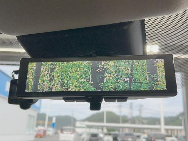 【インテリジェントルームミラー】後席の大きな荷物や同乗者で後方が確認しづらい時でも安心!カメラが撮影した車両後方の映像をルームミラー内に表示。クリアな視界で状況の確認が可能です!