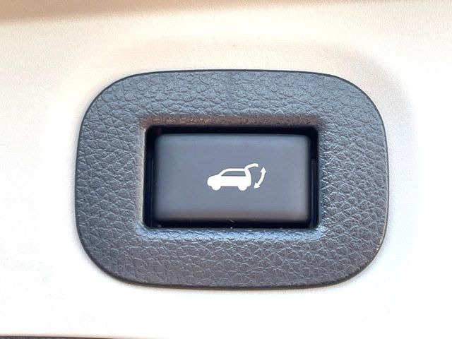 【パワーバックドア】スマートキーや運転席のボタンを押すだけでリアゲートが自動で開閉します!荷物を持っている時や、高い位置にあるバックドアを閉める際に便利な機能です♪