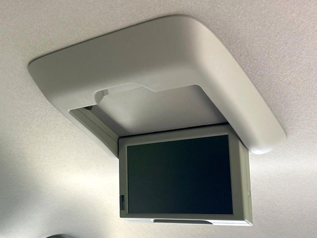 【フリップダウンモニター】大画面モニターで後席でもエンタメをお楽しみいただけます。小さなお子様にも大人気の装備です♪