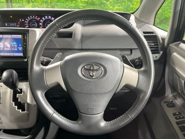 インテリアに合わせたデザインのステアリングは、運転される方のことも考え、運転しやすい形状、大きさです。是非一度、実際に触ってお確かめください。