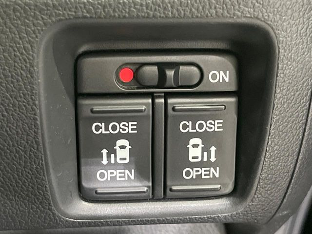 【両側パワースライドドア】スマートキーや運転席のスイッチで後席両側スライドドアの開閉が可能♪電動だから力を入れてドアを開ける必要が無く、小さなお子様でも簡単に開け閉めでき快適です♪
