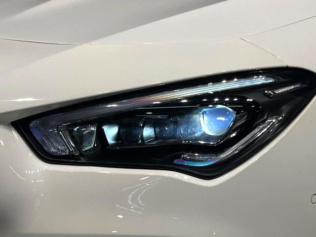●LEDヘッドライト:夜間走行時も良好な視界を確保し安心して運転できる高輝度LEDヘッドライトを装備!点灯速度が早く、消費電力も抑えられています。