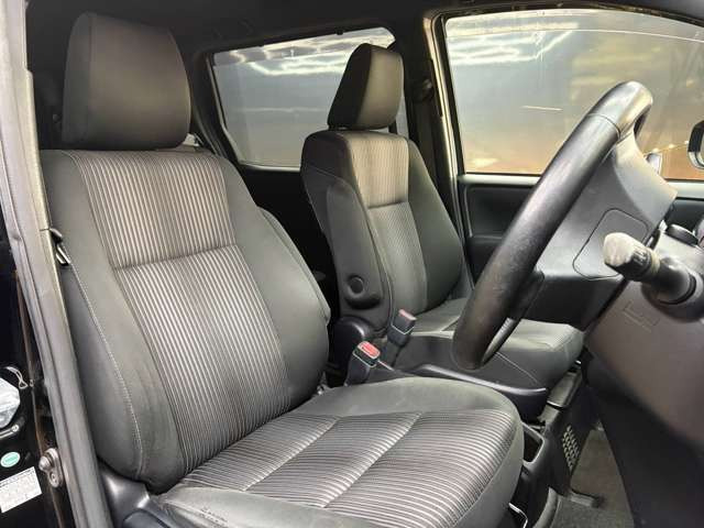 運転席も広々としており運転しやすい環境を実現しています☆