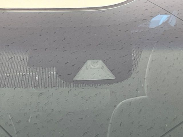 【ホンダセンシング】走行中に前方の車両等を認識し、衝突しそうな時は警報とブレーキで衝突回避と被害軽減をアシスト。より安全にドライブをお楽しみいただけます。