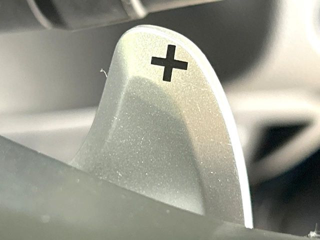 【パドルシフト】ハンドルから手を離さずに素早くシフトアップ&ダウンができるので、エンジンブレーキを使う下り坂や高速道路の合流で加速したい場面で役立ちます。