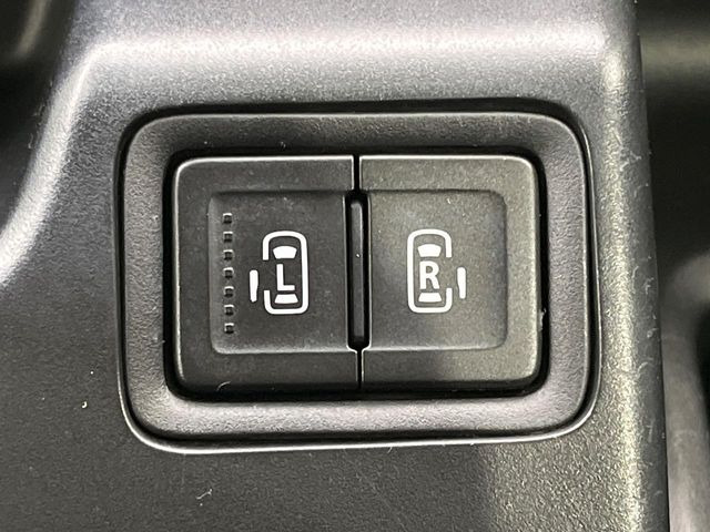 【両側パワースライドドア】スマートキーや運転席のスイッチで後席両側スライドドアの開閉が可能♪電動だから力を入れてドアを開ける必要が無く、小さなお子様でも簡単に開け閉めでき快適です♪
