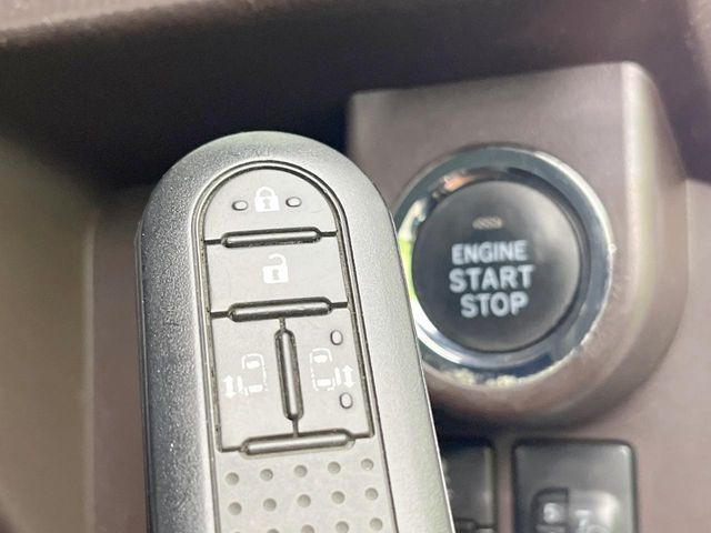 【キーフリーシステム】カバンやポケットに入れたままでもドアの施錠・解錠が可能なスマートキーを装備。エンジンのオン・オフ時もカギを取り出す必要が無いからとっても便利です♪
