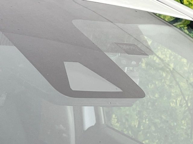 【プリクラッシュセーフティ】前方の車両等を検知し、衝突しそうな時は警報で注意を促し、ブレーキを踏む力をサポート。ブレーキを踏めなかった場合は衝突被害軽減ブレーキが作動、衝突回避をサポートします。