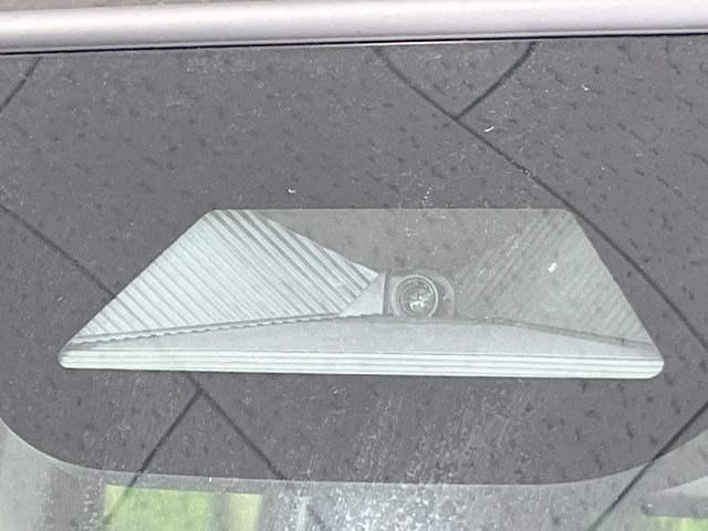 【シティブレーキアクティブシステム】低速走行中に前方の車両等を認識し、衝突しそうな時は警報とブレーキで衝突回避と被害軽減をアシスト。より安全にドライブをお楽しみいただけます。