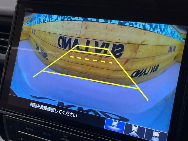 【バックカメラ】駐車時に後方がリアルタイム映像で確認できます。大型商業施設や立体駐車場での駐車時や、夜間のバック時に大活躍!運転スキルに関わらず、今や必須となった装備のひとつです!