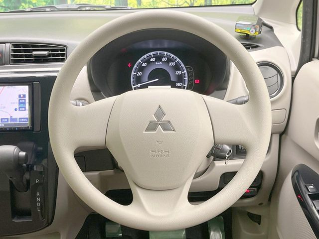 �C���e���A�ɍ��킹���f�U�C���̃X�e�A�����O�́A�^�]�������̂��Ƃ��l���A�^�]���₷���`��A�傫���ł��B�����x�A���ۂɐG���Ă��m���߂��������B