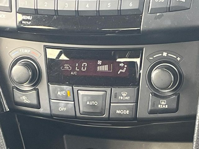 【オートエアコン】一度お好みの温度に設定すれば、車内の温度を検知し風量や温度を自動で調整。暑い&hellip;寒い&hellip;と何度もスイッチ操作をする必要はありません。快適な車内空間には必須の機能ですね♪