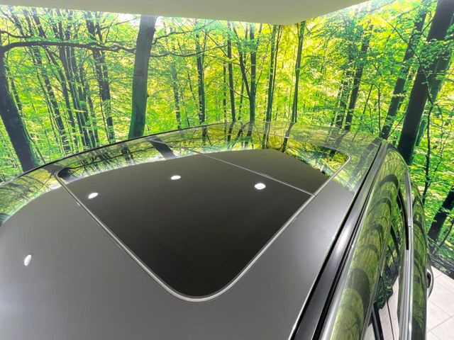 【サンルーフ】開放感たっぷりの希少装備、サンルーフが装着されています!車内に明かりを取り入れたり景色を楽しむ以外にも、車内の空気も簡単に換気できて快適です!