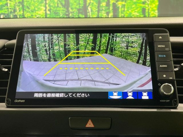 【バックカメラ】駐車時に後方がリアルタイム映像で確認できます。大型商業施設や立体駐車場での駐車時や、夜間のバック時に大活躍!運転スキルに関わらず、今や必須となった装備のひとつです!