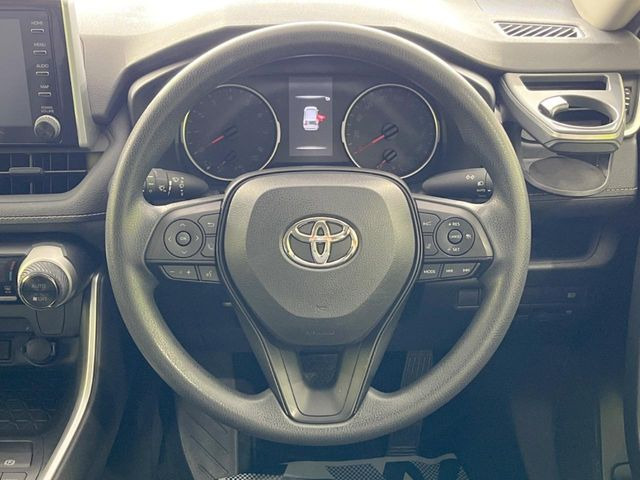 インテリアに合わせたデザインのステアリングは、運転される方のことも考え、運転しやすい形状、大きさです。是非一度、実際に触ってお確かめください。