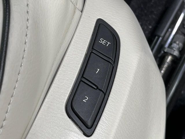 【メモリー機能付きパワーシート】ドライバーごとに設定したシート位置を記憶して、ボタン一つで切り替えできる便利な機能!運転する方が複数名いらっしゃるご家庭におすすめです♪