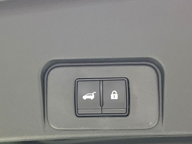 【ハンズフリーパワーバックドア】リアバンパー下部に足先を出し入れするだけでバックドアが自動で開閉♪両手が荷物でふさがっている時でもラクラク開閉操作が行えます!