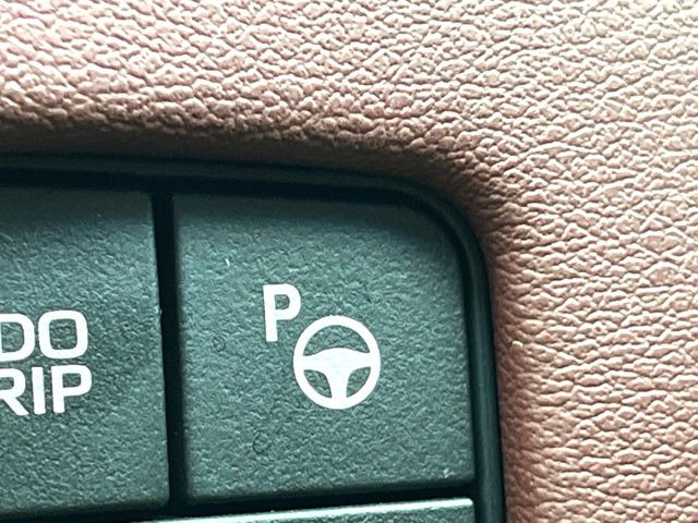 【駐車支援システム】駐車スペースを検知し、スムーズな駐車をアシスト。狭いスペースへの駐車など、駐車に自信の無い方におすすめの機能です♪