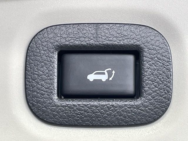 【パワーバックドア】スマートキーや運転席のボタンを押すだけでリアゲートが自動で開閉します!荷物を持っている時や、高い位置にあるバックドアを閉める際に便利な機能です♪