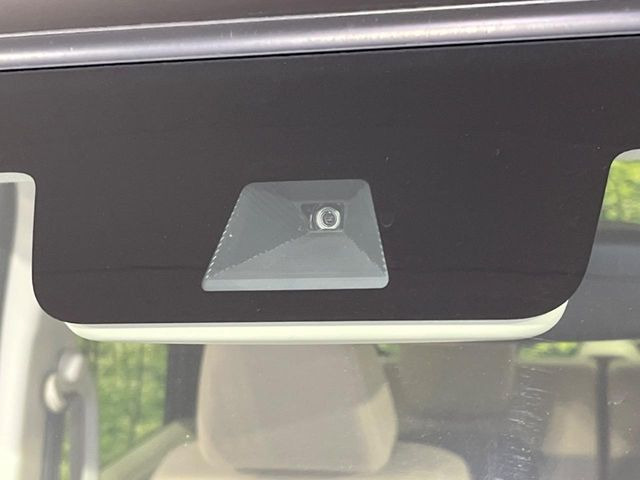 【ホンダセンシング】走行中に前方の車両等を認識し、衝突しそうな時は警報とブレーキで衝突回避と被害軽減をアシスト。より安全にドライブをお楽しみいただけます。