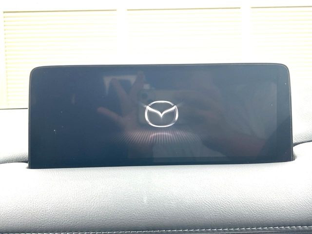 【10.25インチマツダコネクト】車内の雰囲気にマッチした大型ディスプレイ。スマホ接続でのナビ使用やBluetooth再生等、様々な機能が楽しめます。直感的なダイヤル操作が可能で、使い勝手も良好です。