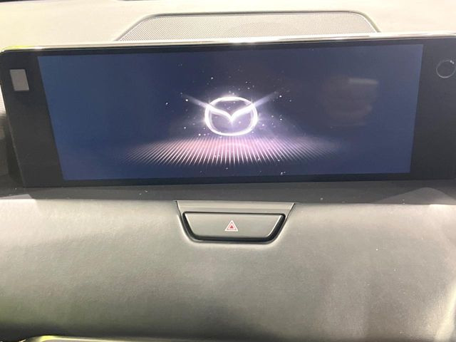 【メーカー純正12型ナビ】インテリアに溶け込むスタイリッシュな「専用設計」メーカーナビを装備♪視認性や操作性など基本性能にも優れ、より上質なカーライフをお楽しみいただけます。