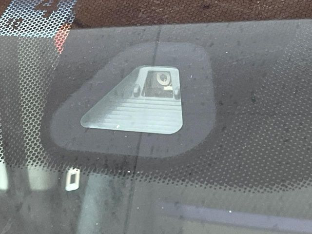 【ホンダセンシング】走行中に前方の車両等を認識し、衝突しそうな時は警報とブレーキで衝突回避と被害軽減をアシスト。より安全にドライブをお楽しみいただけます。