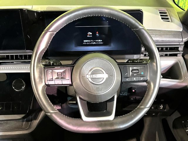 �C���e���A�ɍ��킹���f�U�C���̃X�e�A�����O�́A�^�]�������̂��Ƃ��l���A�^�]���₷���`��A�傫���ł��B�����x�A���ۂɐG���Ă��m���߂��������B