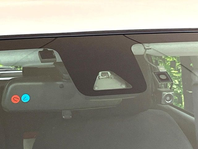 【スマートアシスト】走行中に前方の車両等を認識し、衝突しそうな時は警報とブレーキで衝突回避と被害軽減をアシスト。より安全にドライブをお楽しみいただけます。