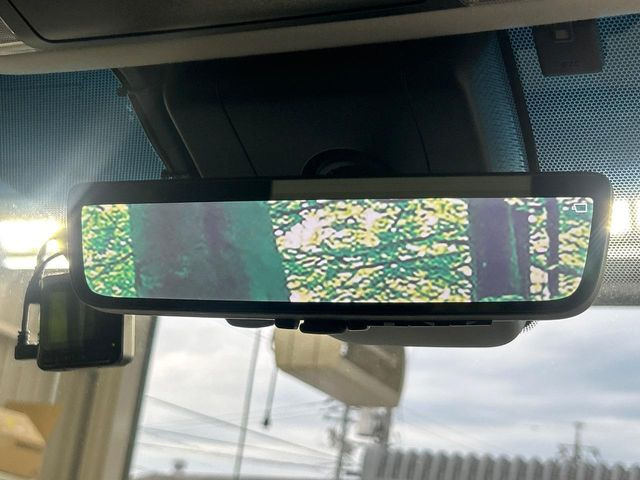 【デジタルインナーミラー】後席の大きな荷物や同乗者で後方が確認しづらい時でも安心!カメラが撮影した車両後方の映像をルームミラー内に表示。クリアな視界で状況の確認が可能です!